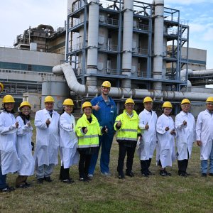 Studienreise für vietnamesische Projektbeteiligte zum Thema NORM-Management in Deutschland. Besuch beim Titandioxidhersteller KRONOS in Nordenham im September 2024. Bild: Prof Dr. Petra Schneider